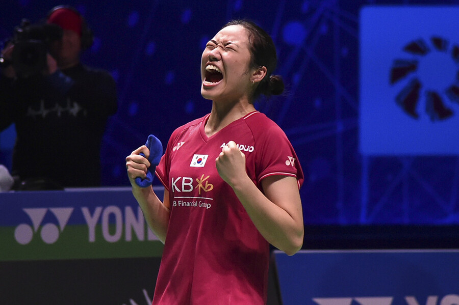 ▲ 안세영이 2023 BWF 전영오픈 여자 단식 결승 진출을 확정한 뒤 환호하고 있다. ⓒ연합뉴스/AP