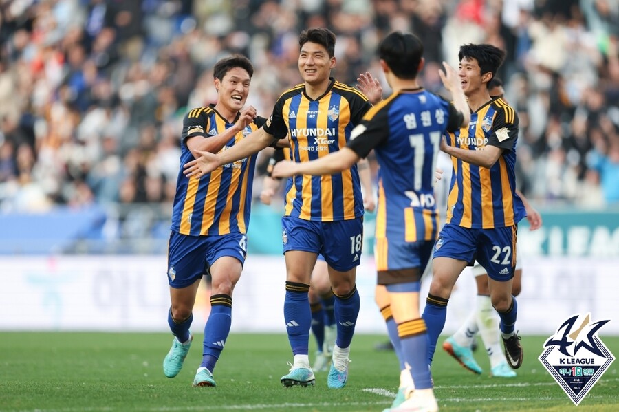 ▲ 울산이 '주포' 주민규(가운데) 활약에 홈에서 수원FC를 제압했다 ⓒ한국프로축구연맹
