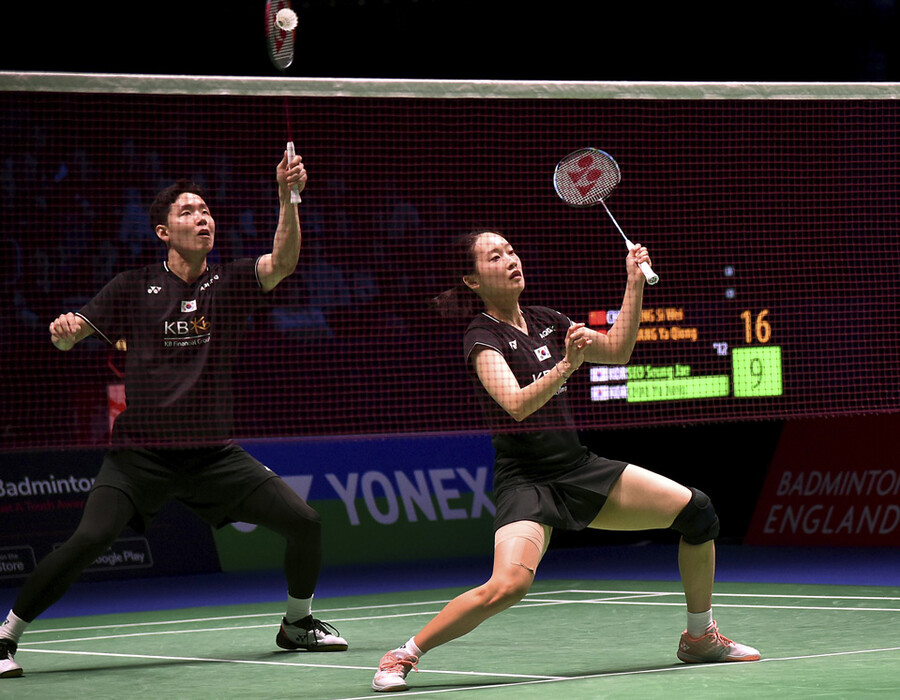 ▲ 2023 BWF 전영오픈에서 경기를 펼치는 서승재(왼쪽)와 채유정 ⓒ연합뉴스/AP
