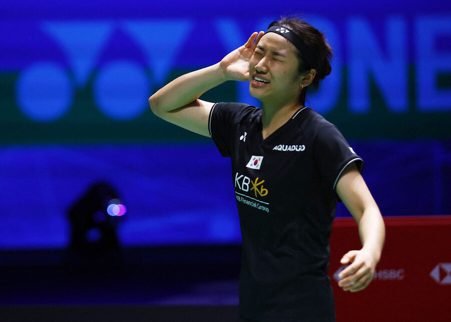 ▲ 안세영이 2023 BWF 전영오픈 여자단식에서 우승한 뒤 관중들의 환호에 귀를 기울이는 세리머니를 하고 있다. ⓒ연합뉴스/AP
