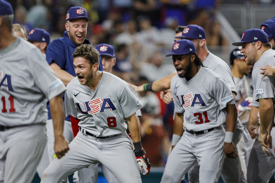 ▲ 트레이 터너(8번)가 동료와 세리머니를 즐기고 있다. ⓒ연합뉴스/USA TODAY sports