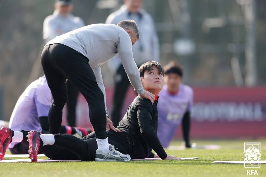 ▲ 클린스만호 첫 트레이닝에 급히 합류한 오현규(셀틱). ⓒ대한축구협회