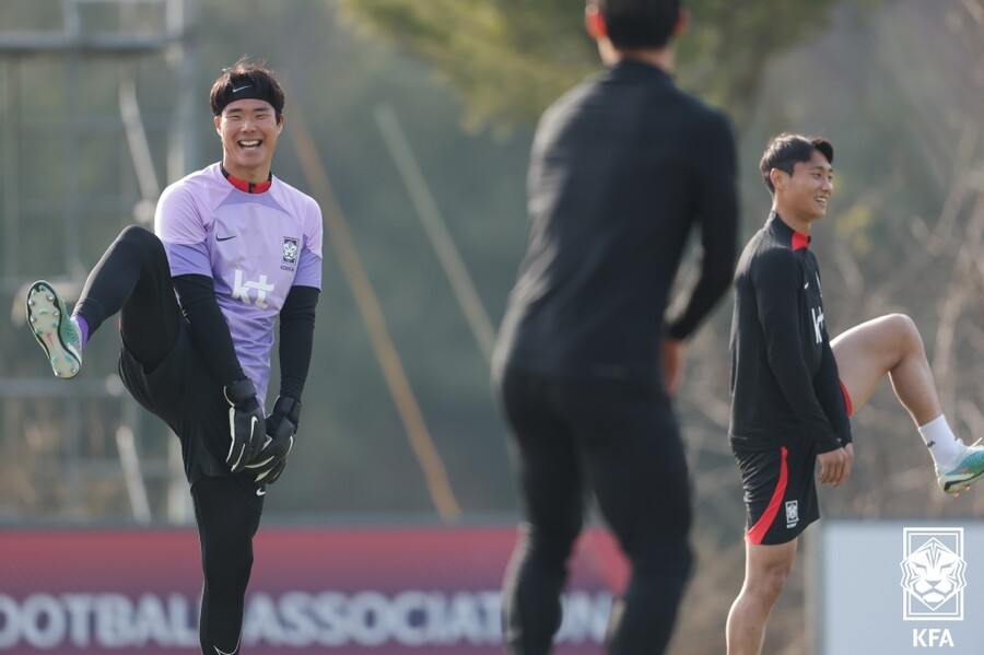 ▲ 워밍업하는 국가대표 골키퍼 송범근. ⓒ대한축구협회