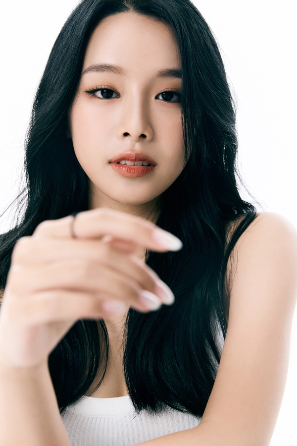 ▲ S2엔터테인먼트와 전속계약을 체결한 나띠. 제공|S2엔터테인먼트