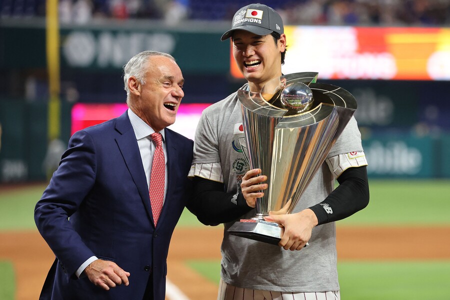▲ 만프레드 커미셔너(왼쪽)와 대회 MVP 오타니 쇼헤이 ⓒ연합뉴스/AFP