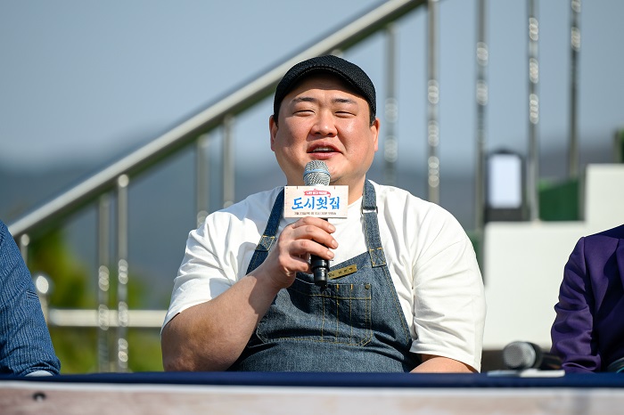 ▲ 채널A 새 예능 프로그램 '나만 믿고 먹어봐, 도시횟집' 제작발표회에 참석한 김준현. 제공| 채널A