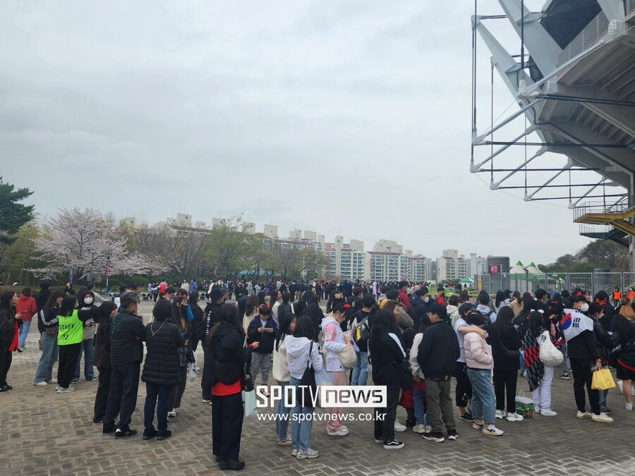 ▲ 경기 시작 3시간 전부터 관중들이 울산문수구장으로 모였다.