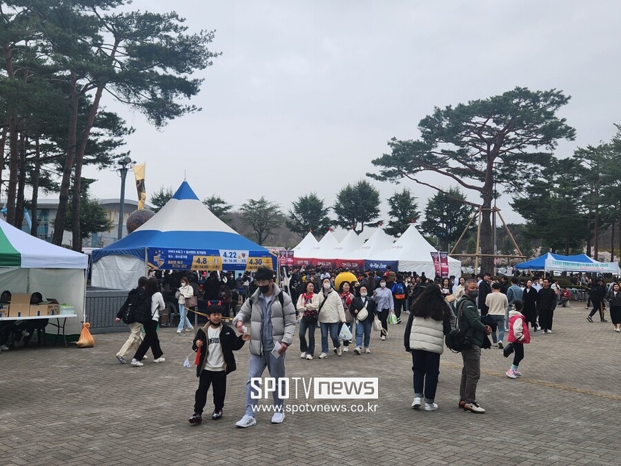 ▲ 클린스만호의 첫 경기를 보기 위해 울산에 모인 관중들.