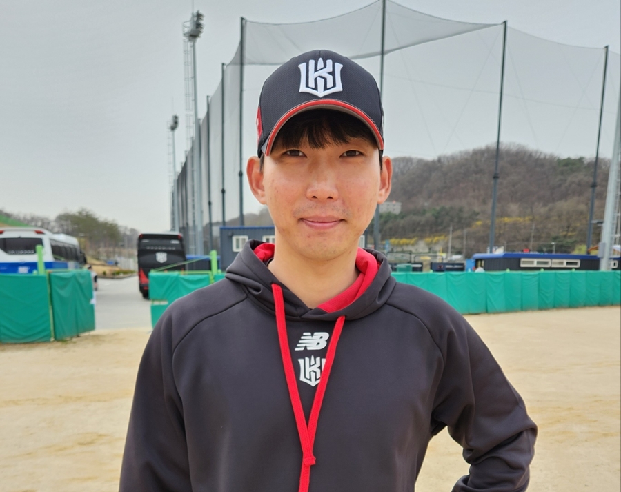 ▲ CPR로 생명을 구한 김지용 kt 위즈 트레이너. ⓒkt 위즈