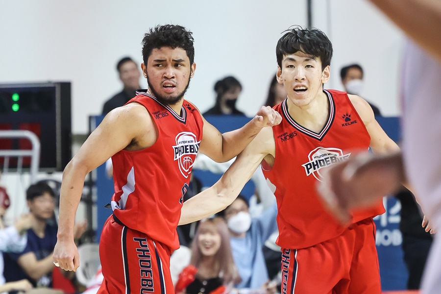 ▲ 울산 현대모비스 앞 선을 이끄는 론 제이 아바리엔토스와 서명진(왼쪽부터) ⓒ KBL