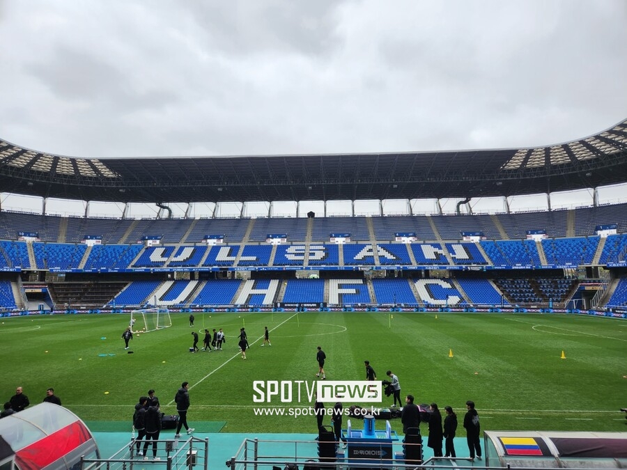 ▲ 위르겐 클린스만 축구대표팀 감독도 25일 울산 문수축구경기장에서 열린 오픈트레이닝데이가 끝난 뒤 팬들의 사인 요청에 응했다. 이날 3백 명의 팬이 선착순의 행운을 얻어 지척에서 관전했다.