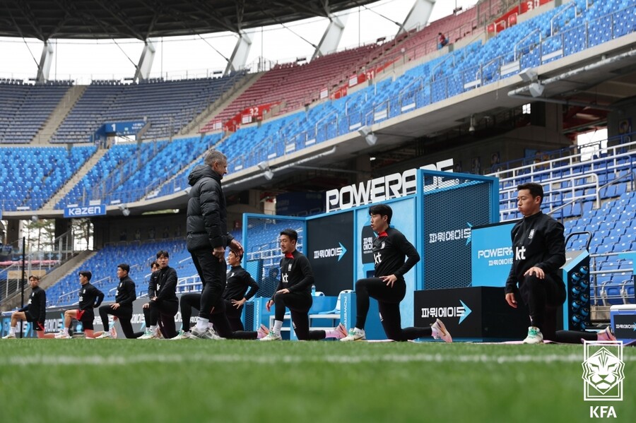 ▲ 오픈트레이닝에서 몸을 푸는 축구대표팀 선수들과 위르겐 클린스만 감독 ⓒ대한축구협회