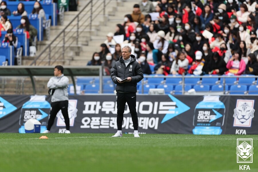 ▲ 클린스만 감독이 손에 쥔 '비밀노트', 여기에 한국 대표팀 로드맵이 있을 것이다 ⓒ대한축구협회