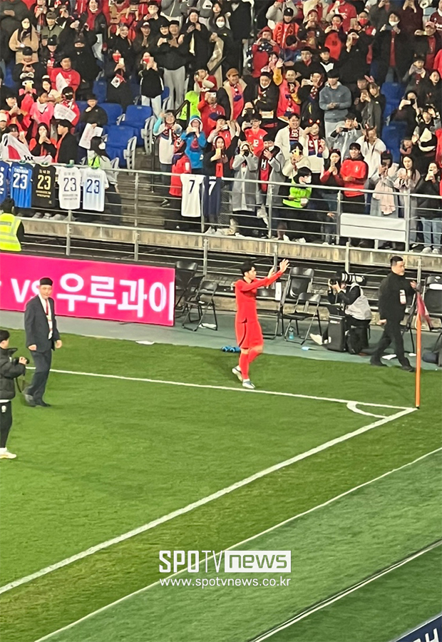 ▲ 손흥민이 홀로 경기장을 돌며 팬들에게 감사 인사를 하고 있다 ⓒ스포티비뉴스DB
