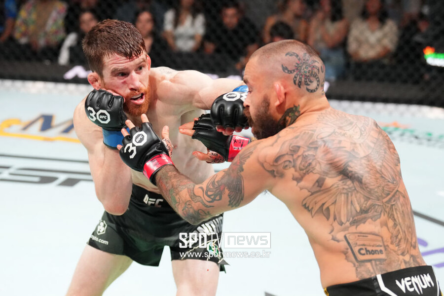 "저 심판 잘라라"…UFC 파이터들, 엉터리 심판 향해 짜증과 비웃음