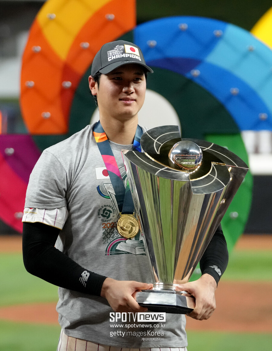 ▲ 오타니 품에 안긴 WBC 우승 트로피.