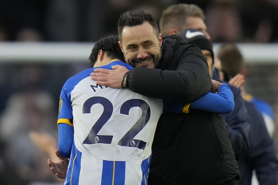 ▲ 브라이턴 호브 알비언의 복덩이로 거듭난 미토마 카오루(사진 위 가운데), 리버풀과의 FA컵 32강전에서 결승골을 넣으며 2-1 승리를 견인한 뒤 로베르토 데 제르비 감독(사진 아래)에게 안겼다.  ⓒ연합뉴스