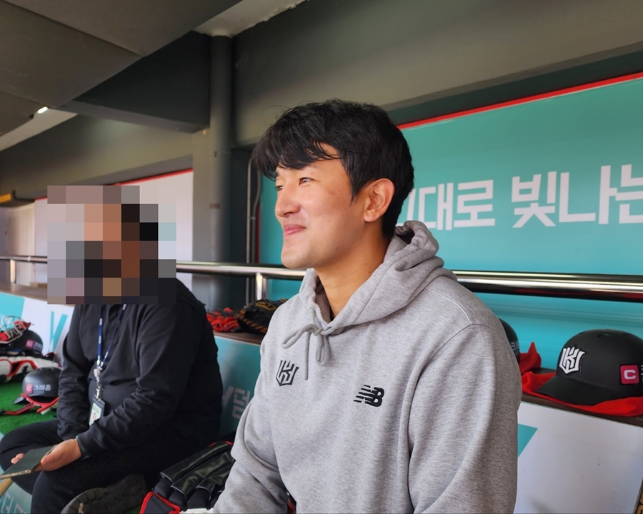 ▲ 인터뷰 중인 kt 위즈 투수 고영표. ⓒ수원, 박정현 기자