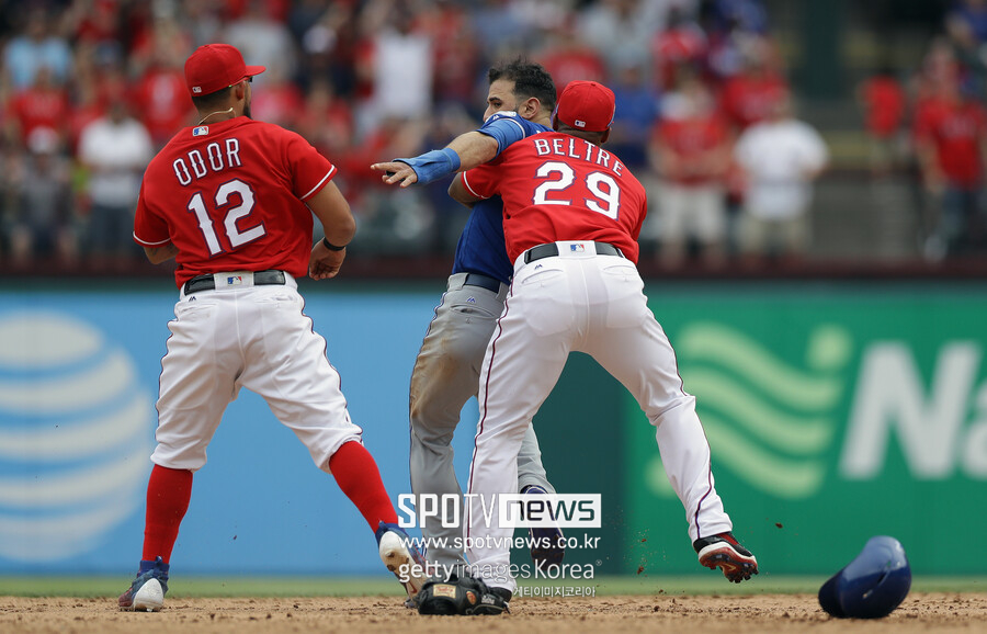 MLB 달군 세기의 ‘핵펀치’… 김하성 백업으로 오나, “이미 벤치에 왔을지도”