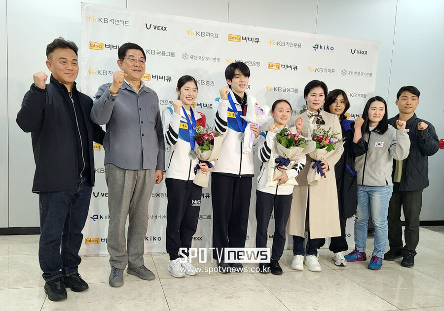 ▲ 2023 ISU 피겨 스케이팅 세계 선수권대회와 출전한 선수들과 지도자 및 대한빙상경기연맹 관계자들 ⓒ김포공항, 조영준 기자