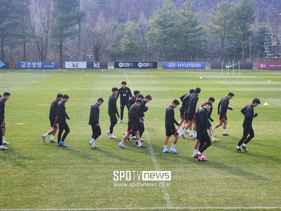 ▲ 우루과이전에 앞서 훈련을 진행한 클린스만호.