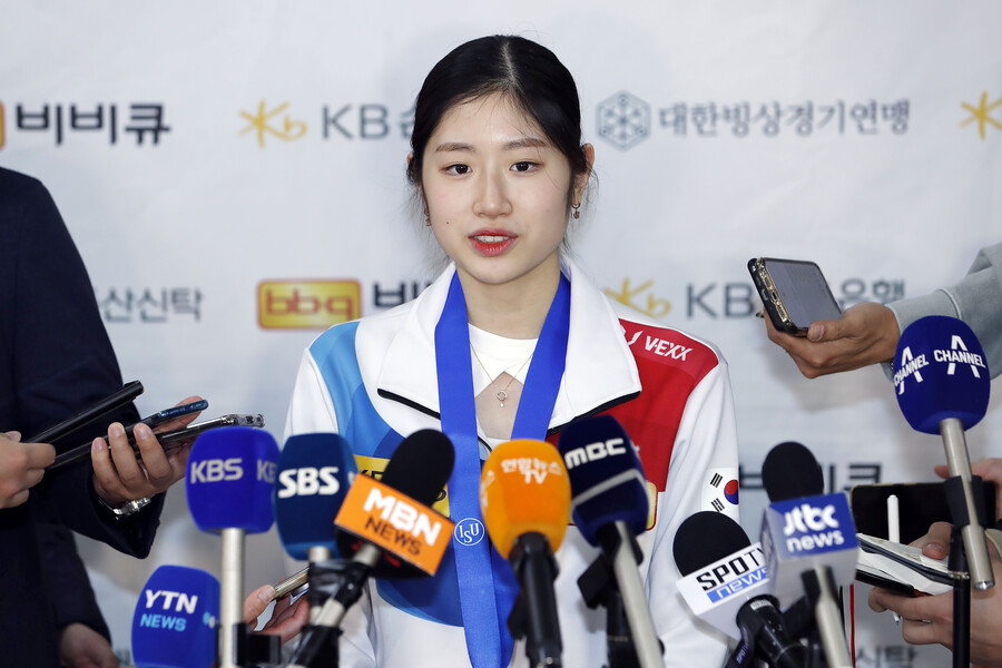 ▲ 이해인이 김포공항에서 취재진들과 인터뷰를 하고 있다. ⓒ연합뉴스