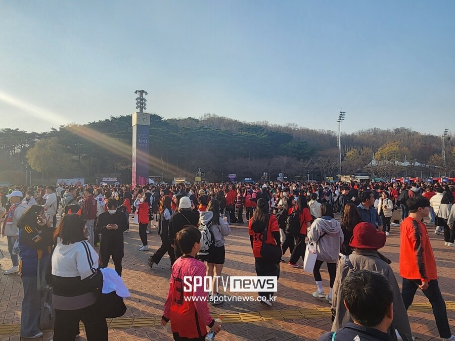 ▲ 경기 세 시간 전부터 서울월드컵경기장은 인산인해다.