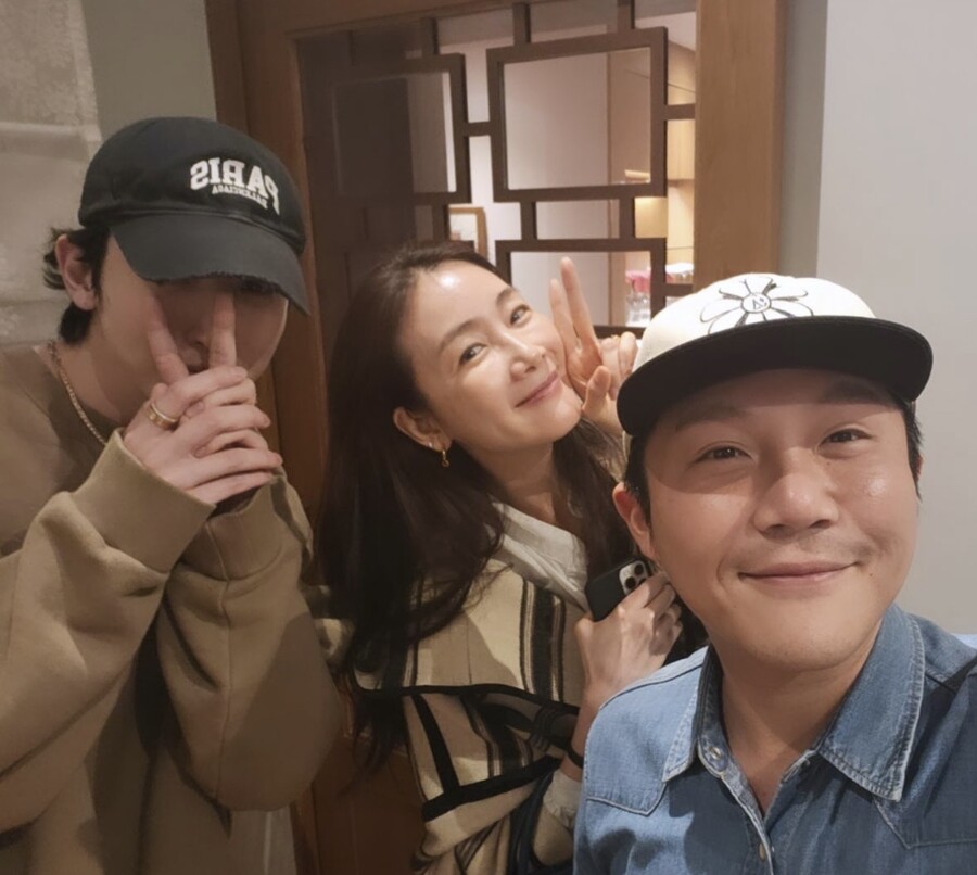 조세호, 역시 마당발…최지우X이수혁과 다정한 셀카 포착