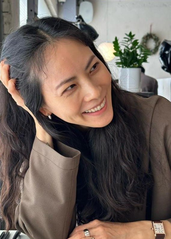 '조수웅♥' 박지윤 근황…여전한 청순미모에 손가락 문신 '눈길'