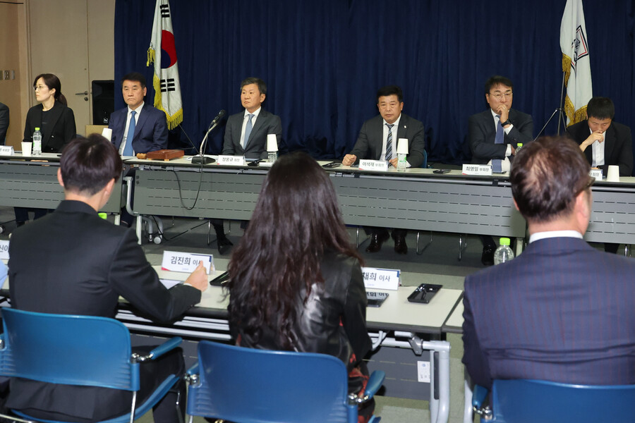 ▲ 31일 서울 신문로 축구회관에서 대한축구협회 임시 이사회가 열렸다. 정몽규 회장(사진 위)은 입장문을 발표하며 승부 조작범이 포함된 축구인 1백 명의 사면안을 철회를 알리고 사과했다. ⓒ연합뉴스