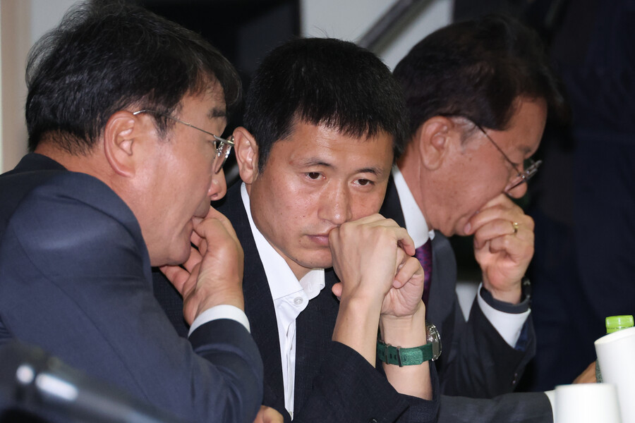 ▲ 승부 조작범 등 축구인 1백 명 사면안을 철회한 정몽규 대한축구협회 회장(사진 위)은 고개를 숙였다. 축구협회 이사회 이사진들은 침묵을 지켰다. ⓒ연합뉴스