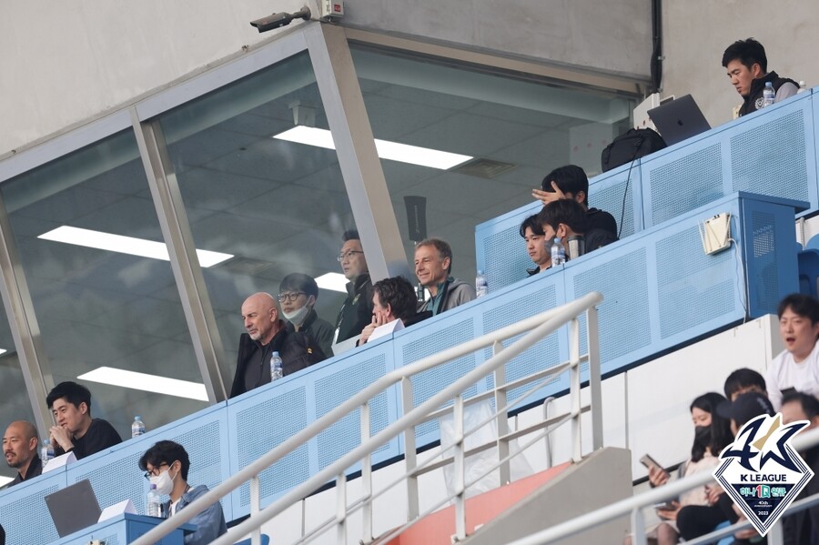 ▲ 1일 인천 축구전용경기장에서 열린 하나원큐 K리그1 2023 5라운드 인천 유나이티드와 대구FC 경기를 관람하고 있는 위르겐 클린스만 국가대표팀 감독과 코칭스태프. ⓒ한국프로축구연맹