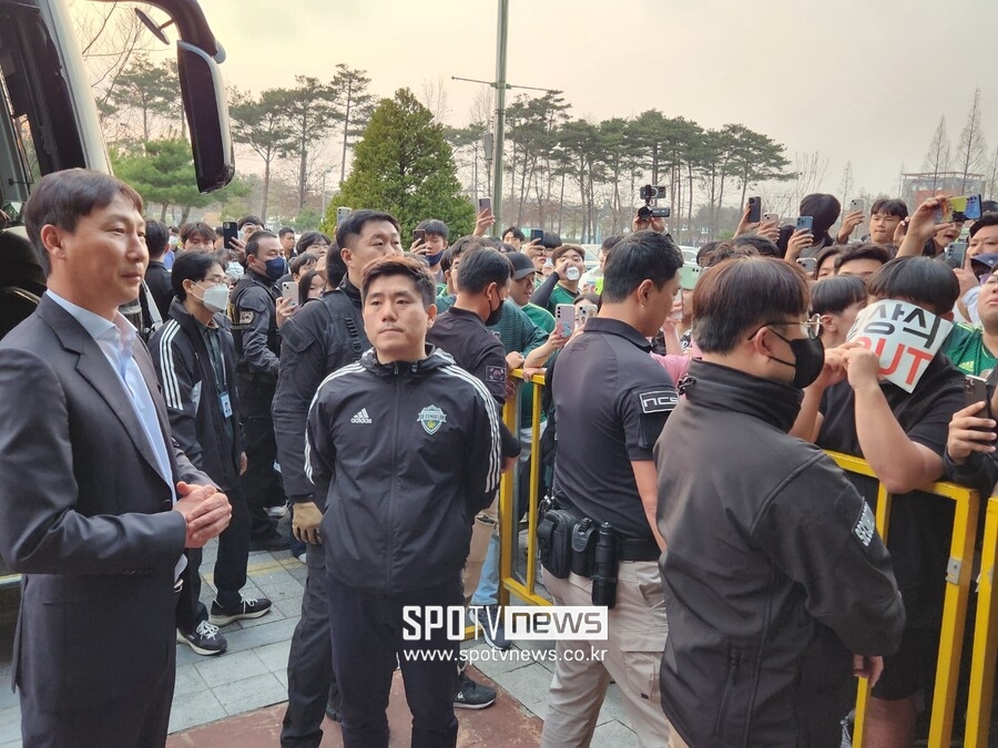 ▲ 가로 박힌 버스를 두고 팬들에게 소명하는 김상식 전북 현대 감독(왼쪽)