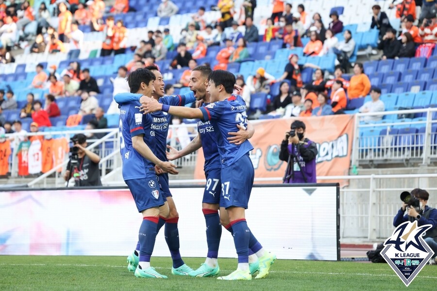 ▲ 전반 종료 직전 선제골이자 수원 데뷔골을 터트린 바사니. ⓒ한국프로축구연맹