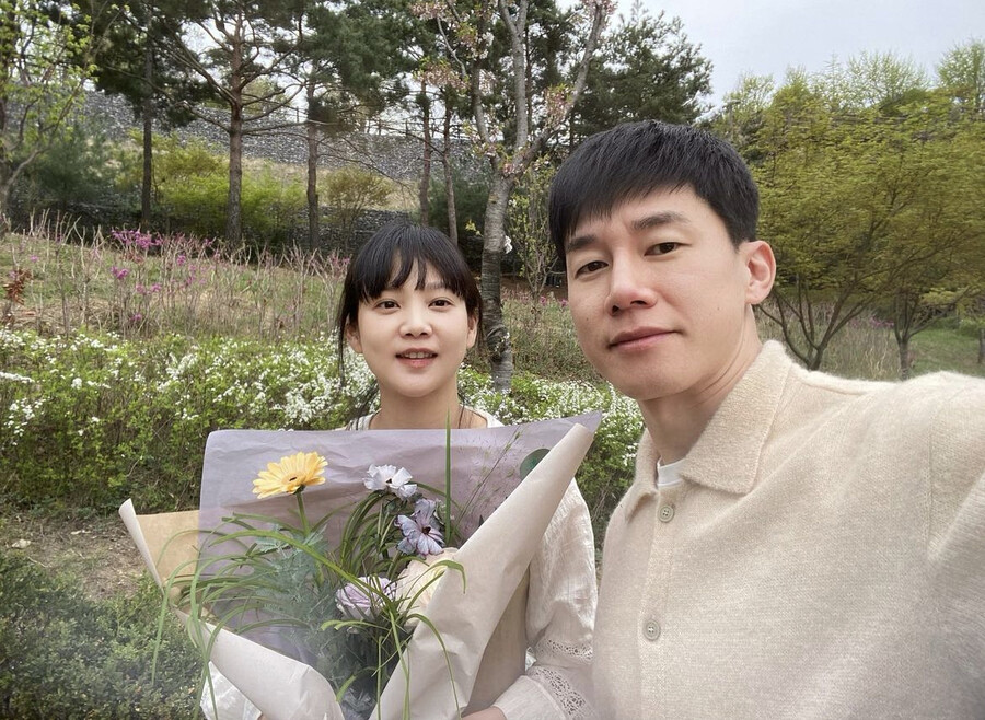 윤승아♥김무열 "8번째 결혼기념일…아기도 함께" 자축
