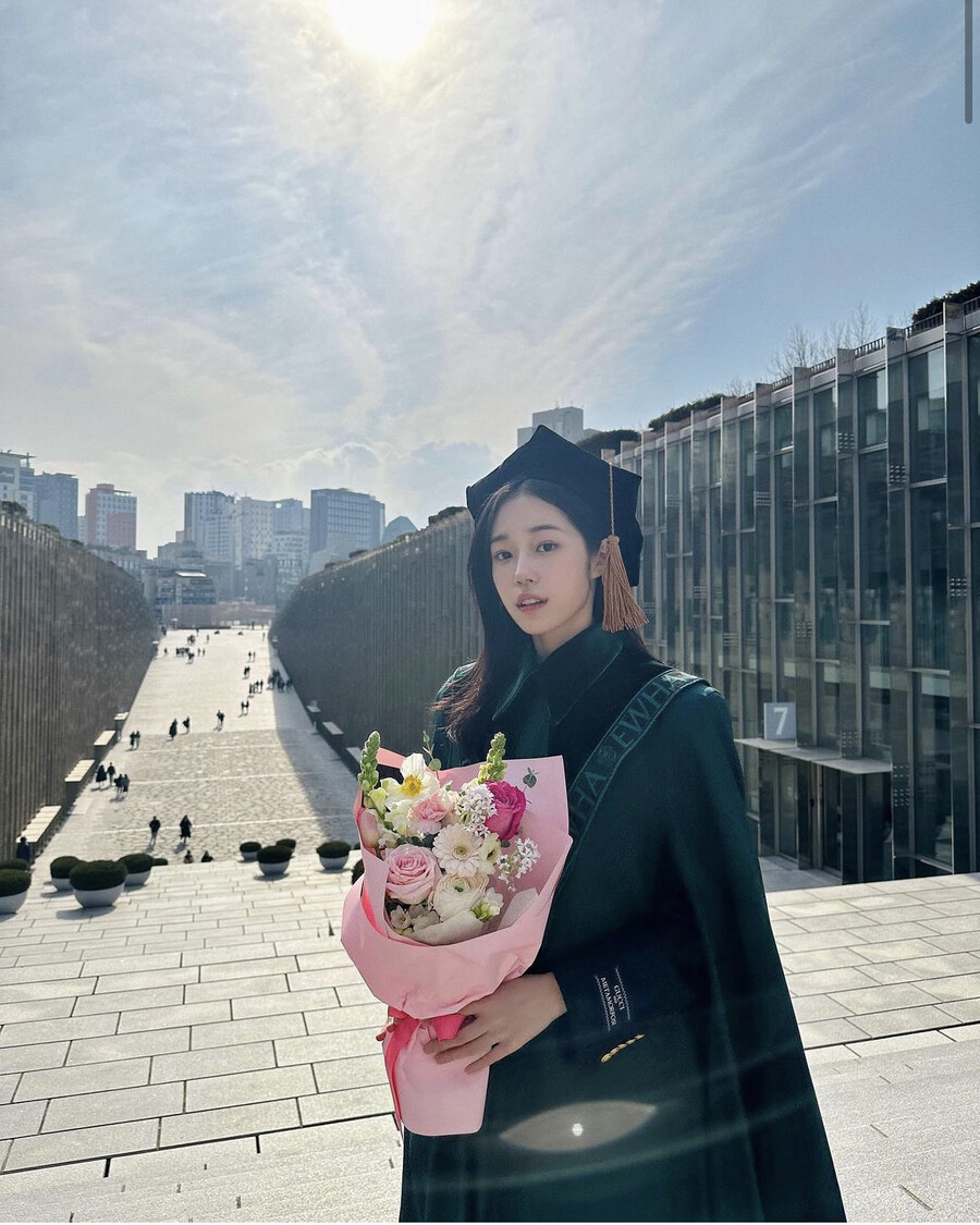 "나 이대 나온 여자야" 노윤서, 빛나는 미모로 졸업 인증