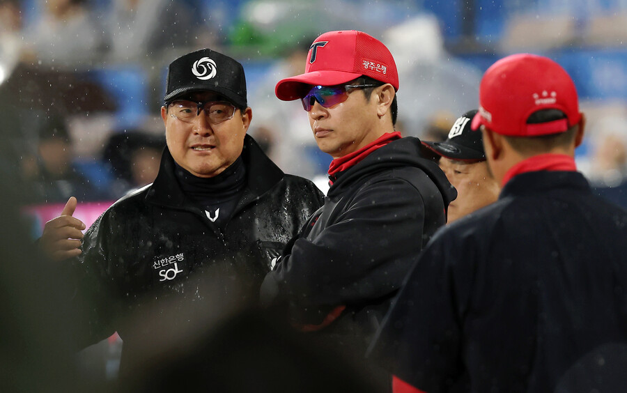 ▲ 2경기 연속 4회 대타 작전을 성공시킨 김종국 KIA 감독 ⓒKIA타이거즈