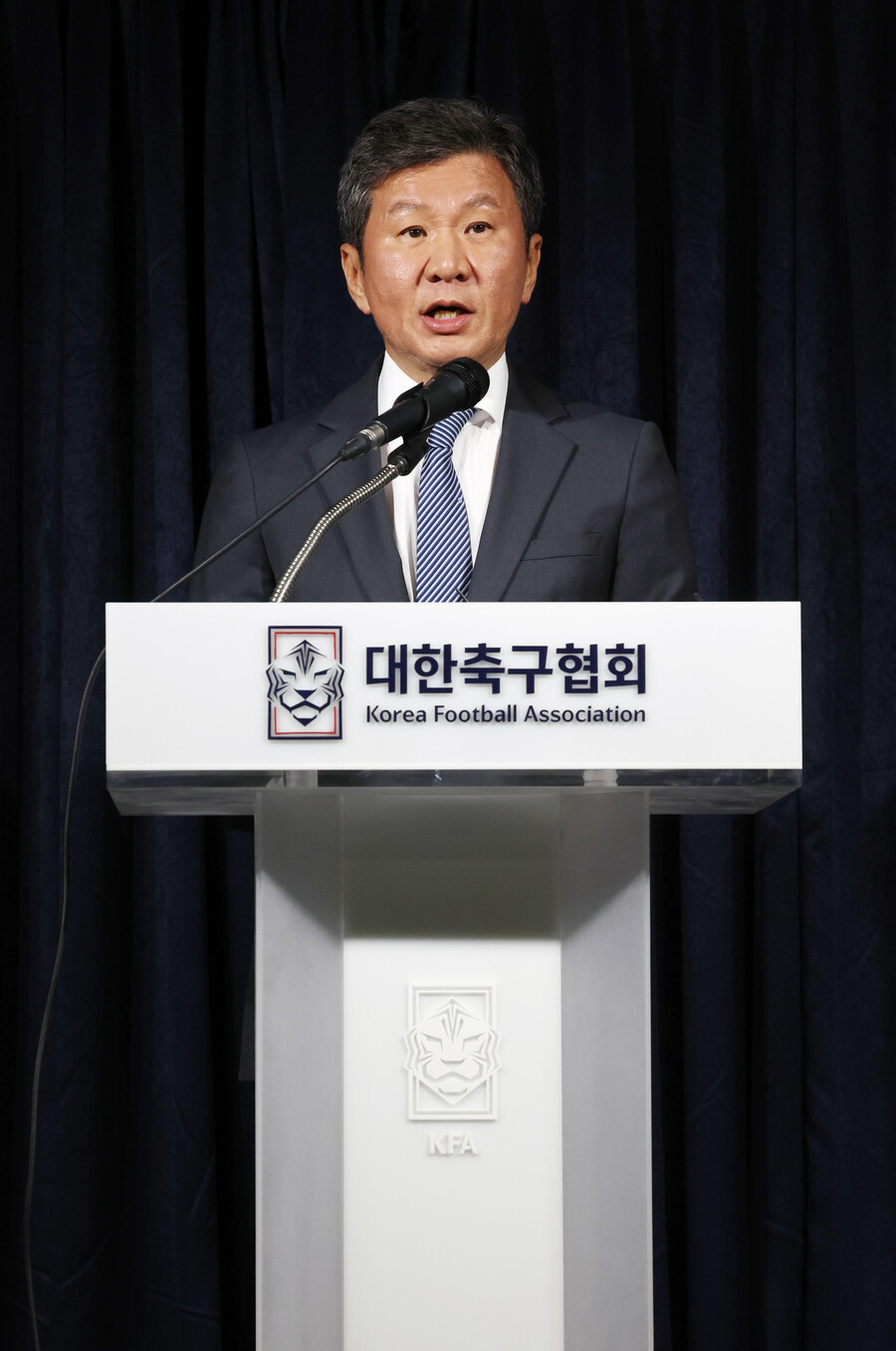 ▲ 31일 서울 신문로 축구회관에서 대한축구협회 임시 이사회가 열렸다. 정몽규 회장(사진 위)은 입장문을 발표하며 승부 조작범이 포함된 축구인 1백 명의 사면안을 철회를 알리고 사과했다. ⓒ연합뉴스