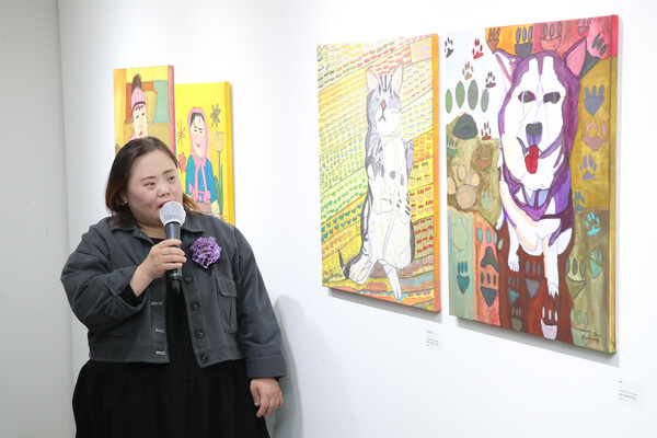 ▲ 갤러리 아트스페이스선에서 전시회를 여는 정은혜 작가. 제공|곽재선문화재단