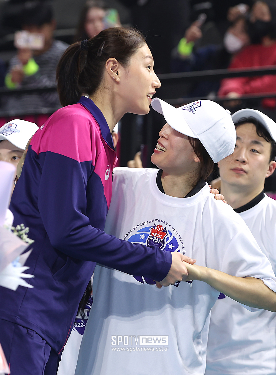 [포토S] 포옹 나누는 김연경과 이효희 코치