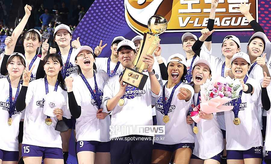 ▲ 한국도로공사 김종민(가운데) 감독이 우승 트로피를 들고 선수들과 기뻐하고 있다. ⓒ곽혜미 기자