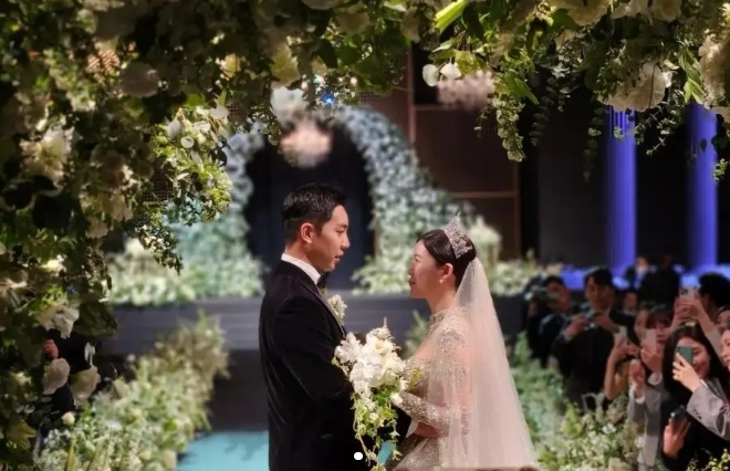이승기♥이다인, 영화 같은 결혼식 현장 공개…꿀 뚝뚝 '설렘 눈맞춤'