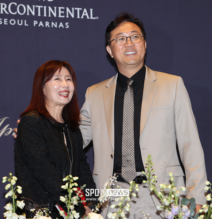 [포토S] 안지환-정미연 부부, 이승기 결혼식 참석