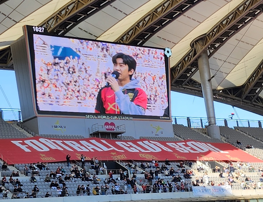 ▲ 2023 하나원큐 K리그1 6라운드 FC서울과 대구FC 경기 전 시축을 앞두고 소감을 말하는 임영웅.