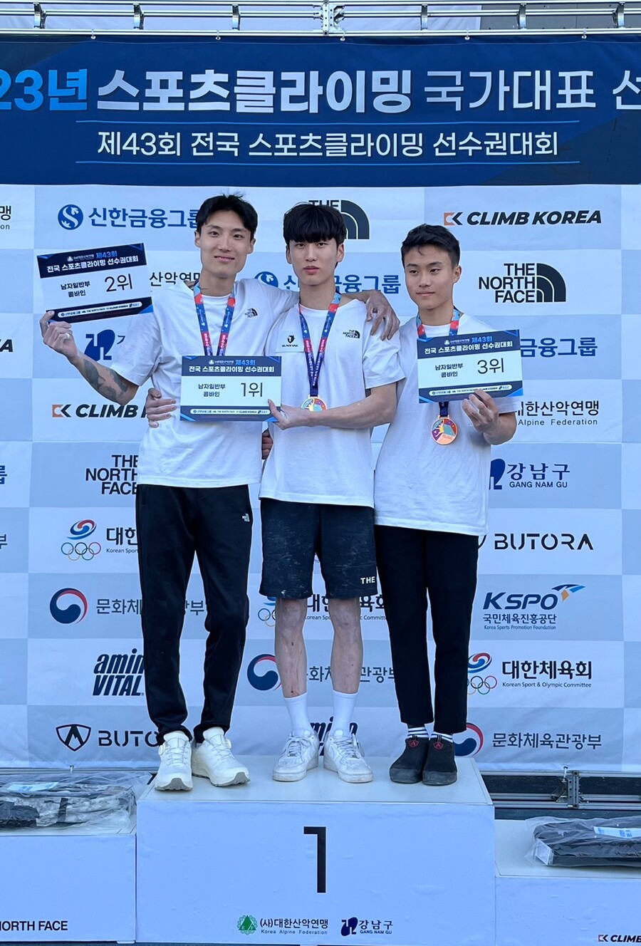 ▲ 제43회 전국 스포츠클라이밍 선수권대회 남자콤바인에서 우승한 이도현(가운데), 2위 천종원(왼쪽), 송윤찬 ⓒ올댓스포츠
