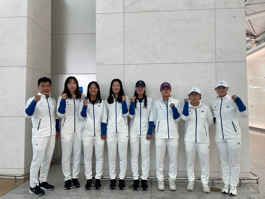 ▲ 한국 여자 테니스 국가대표 선수단. 왼쪽부터 김정배 감독, 최지희, 백다연, 구연우, 정보영, 김다빈, 최동아 트레이너, 장경미 코치