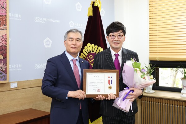 ▲ 서울시의장 표창장을 받은 가수 겸 배우 이부영(오른쪽). 제공|DBC대한방송제작미디어