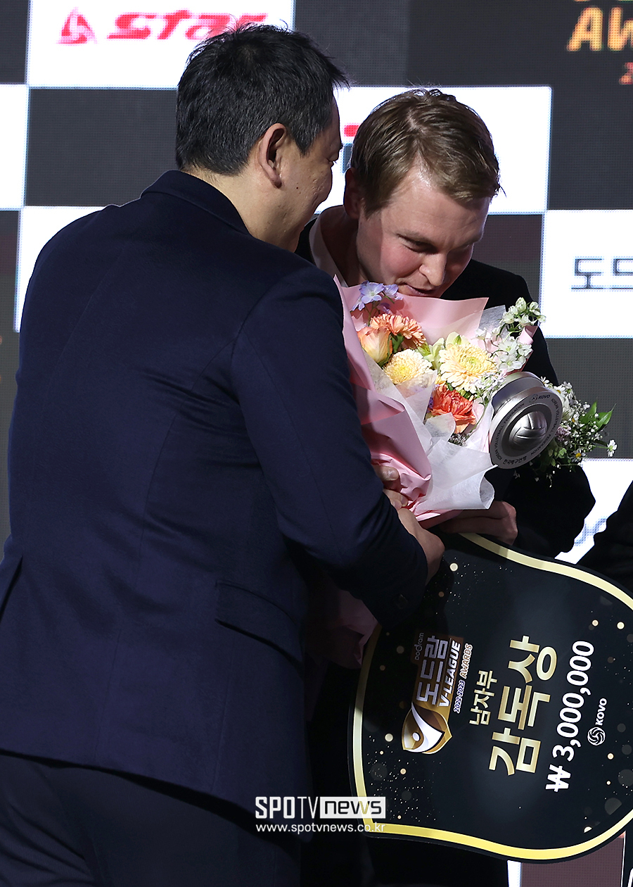 [포토S] 틸리카이넨 감독 진심으로 축하하는 최태웅 감독
