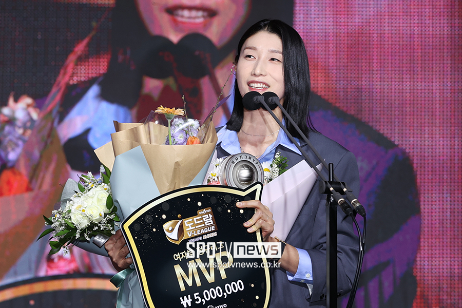 "FA라서, 단장님 째려보지 마시고"…김연경, 입담도 MVP였다
