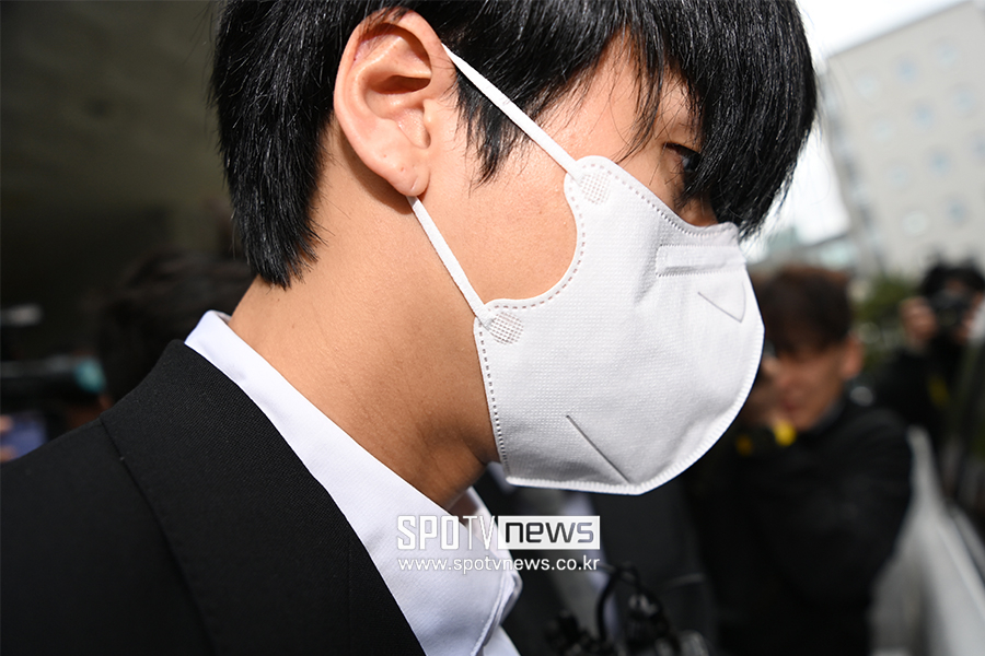 [포토S] 라비, 마스크로 완전히 가린 얼굴